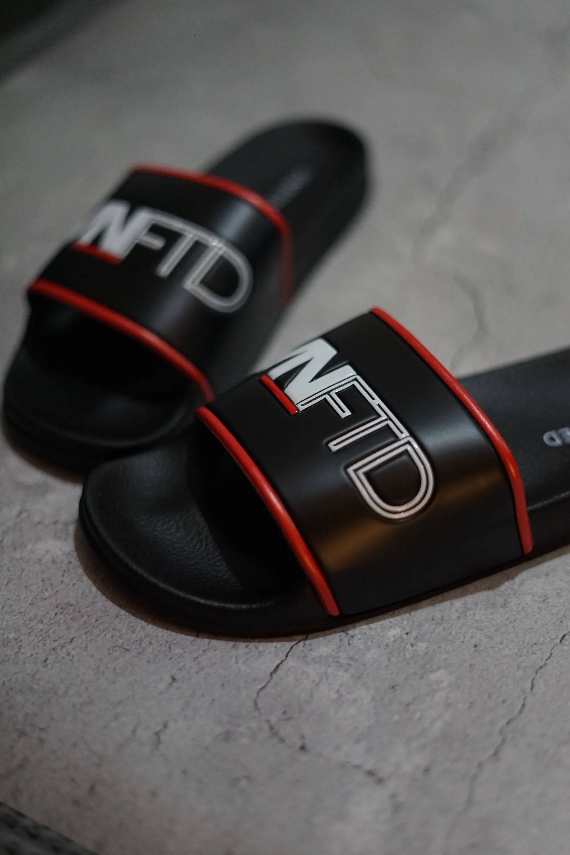 BOLD LOGO SLIDES