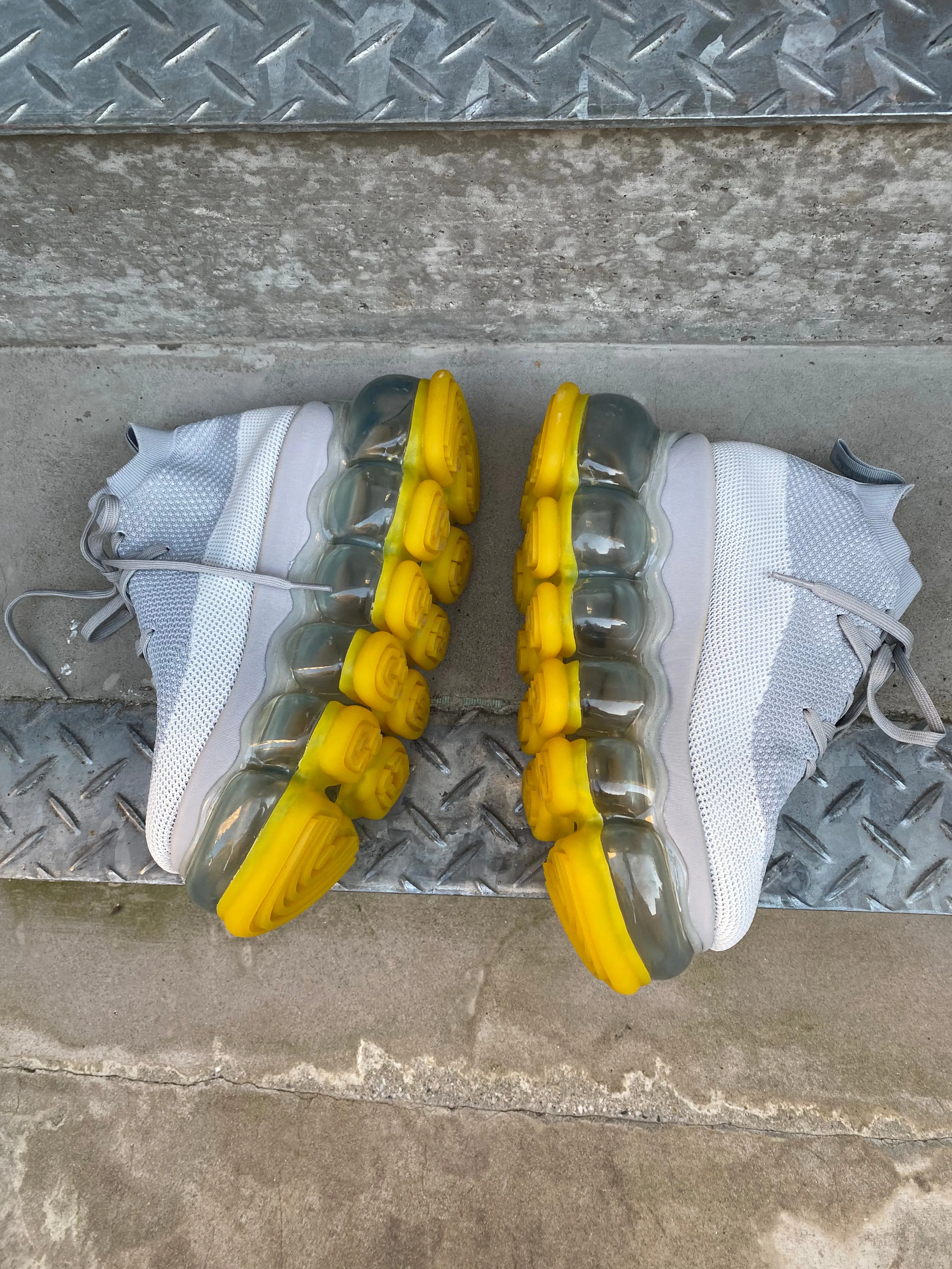 New "Jewelry" High Shoes / Yellow Gray