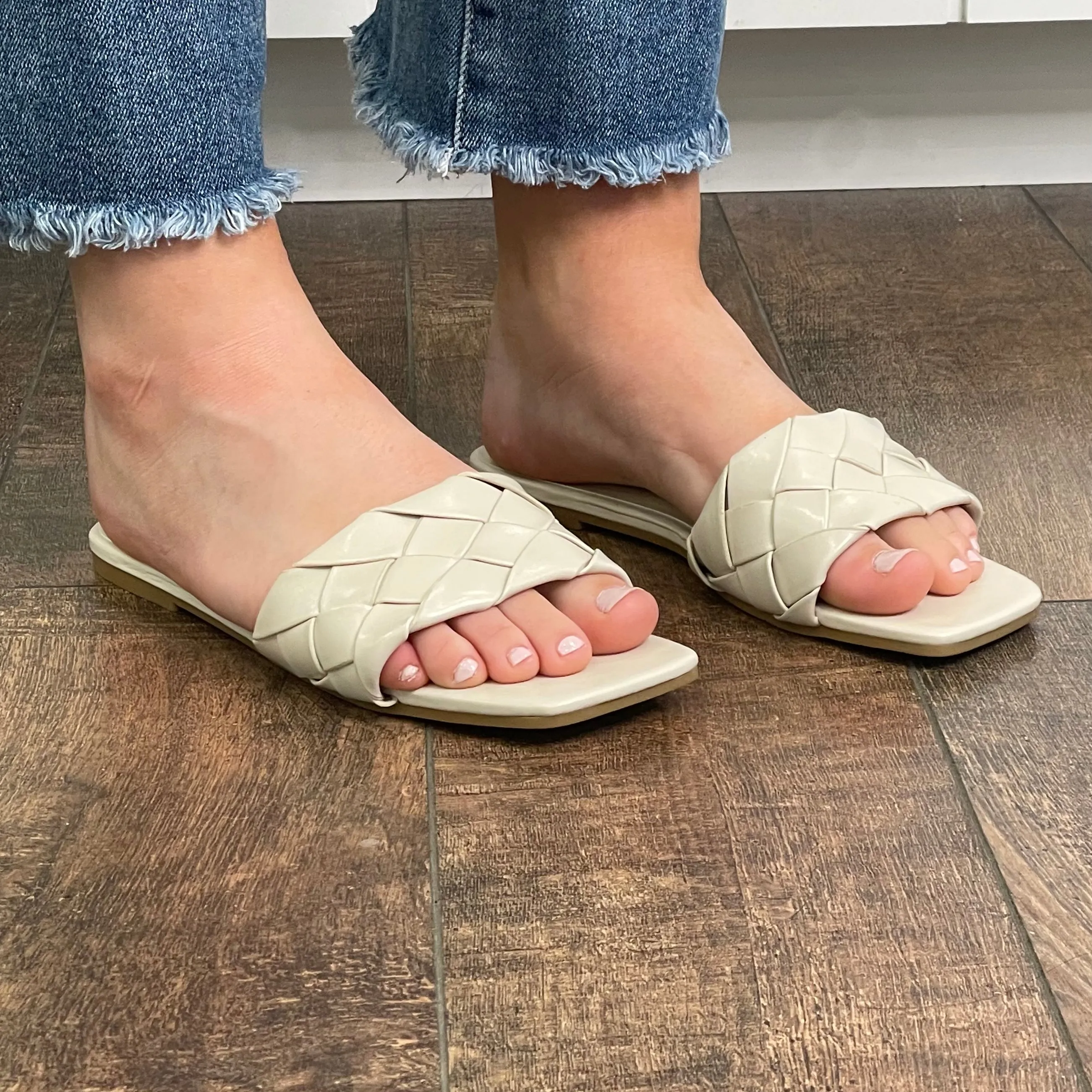 Soda Off White Corter Sandal